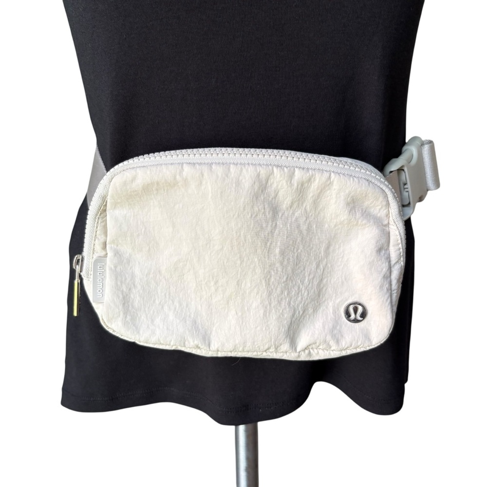 Lululemon White Opal Extended Strap Everywhere Belt Bag - Picture 2 of 14